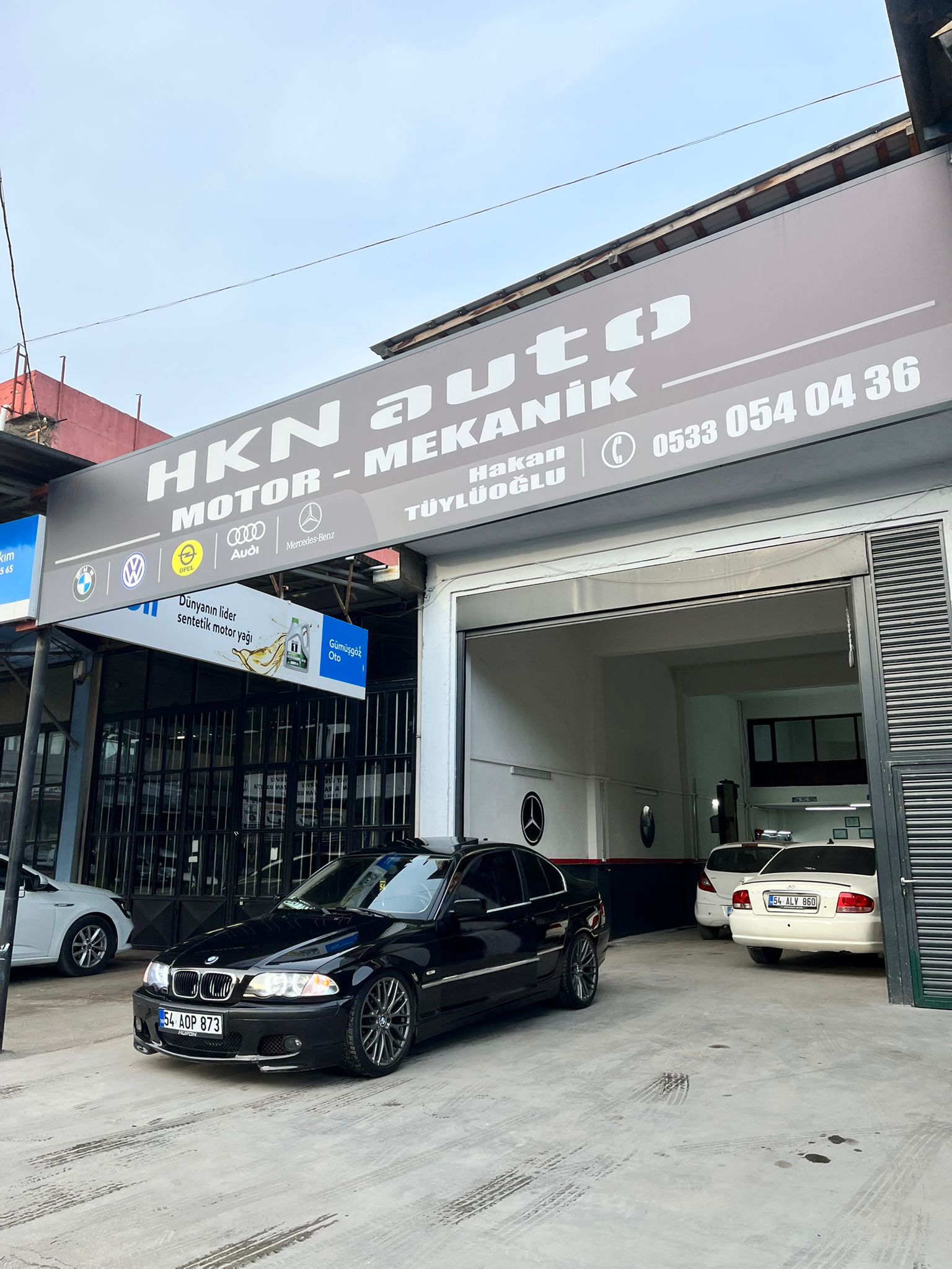 HKN Auto Sakarya servisinin önünde BMW marka araç